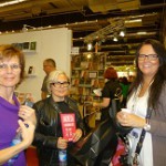 Besök av Gitte Olofsson från Pockethexorna (till höger). T.v. Annika Laack med sin bok En skruvad historia och Agneta Brundin med Anorexi en ovälkommen gäst.