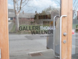 Stannar på Galleri Thomas Wallner för att se på 145 konstnärers verk som ställs ut just nu. Polyfoni heter utställningen.