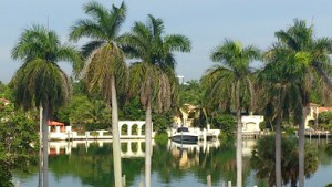 Lyxhus med lyxbåtar i Miami Beach